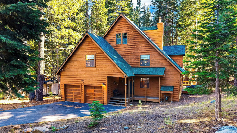 Exterior 4, Pines & Peace by Avantstay Log Cabin + Wraparound Deck + Grill Mins to Ski & Lake, Nevada