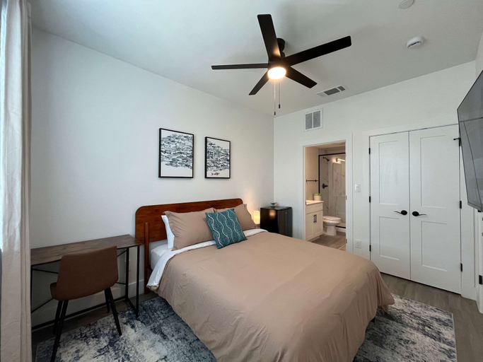 Room 2, Bishop Arts 6BR 6BA Townhouse Sleeps 12 Parking, Dallas