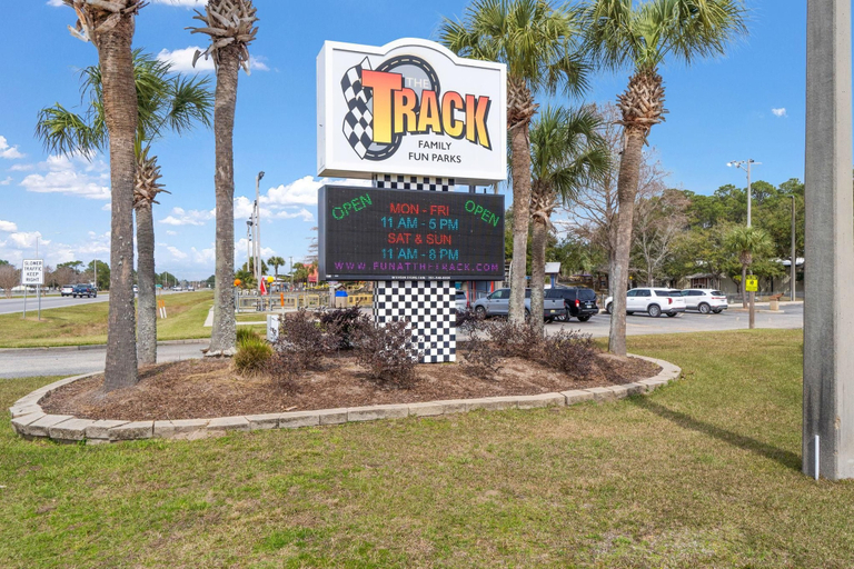 Property grounds 5, Colonnades 302, Baldwin