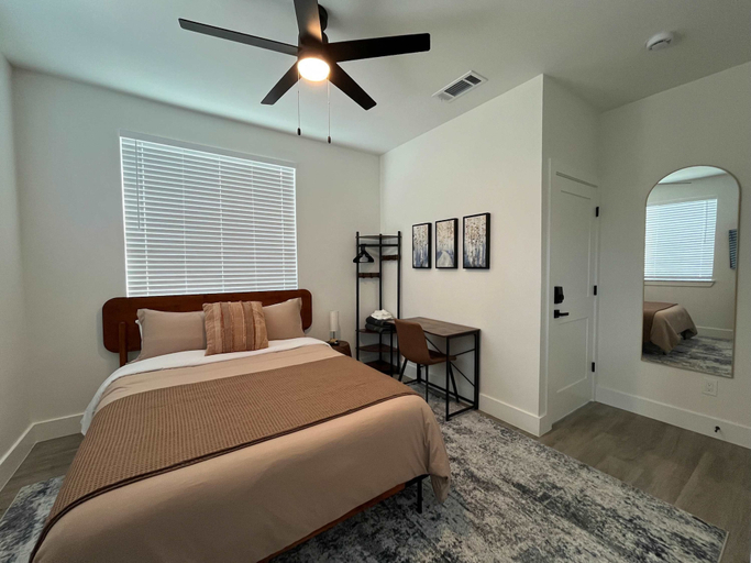 Room 4, Bishop Arts 6BR 6BA Townhouse Sleeps 12 Parking, Dallas