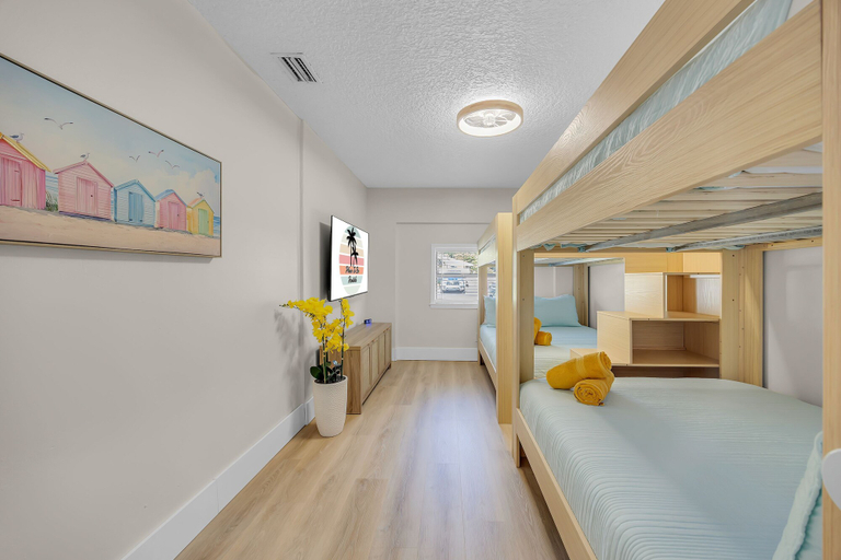 Room 3, Endless Summer- Beach Pool Firepit 3 King Beds, Saint Johns