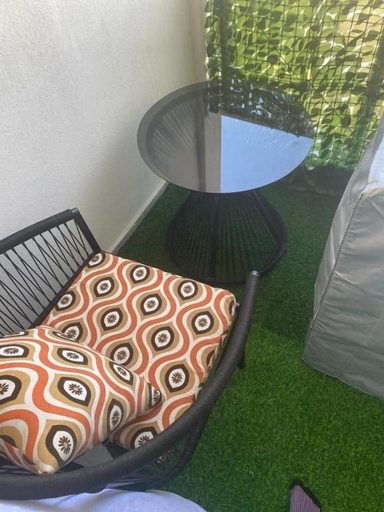 Balcony 5, Executive Suite 1BR in Kilimani Wifi, Nairobi,views, Kibra