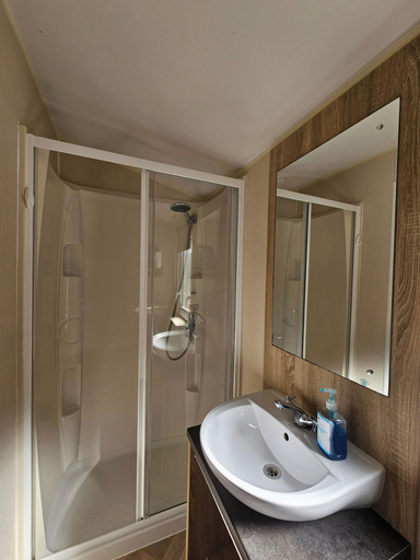 Bathroom 4, Cabin Sleeps 4 to 6 With Parking, Dorset