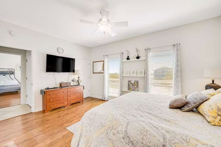 Room 2, Family Friendly Home With Private Pool and Dock on the Bay, Baldwin