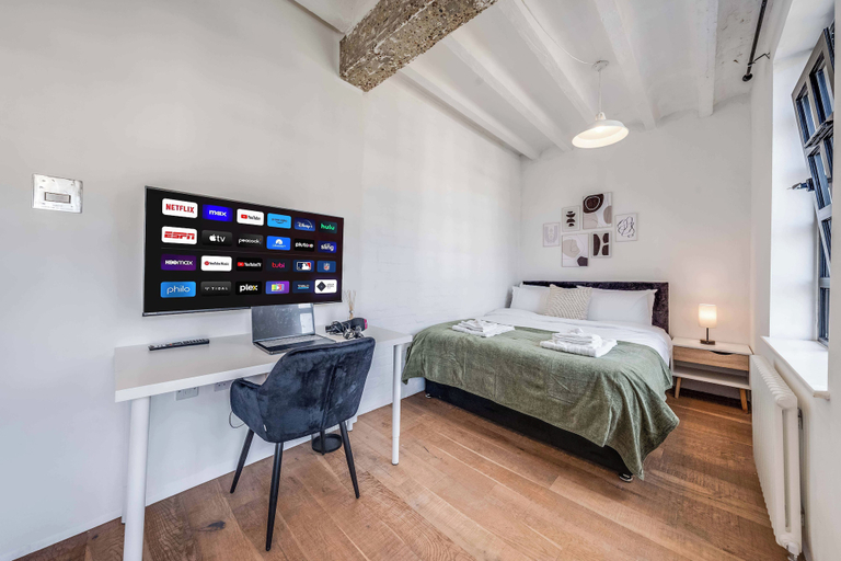 Room 2, Luxe Penthouse with Balcony & Parking, London