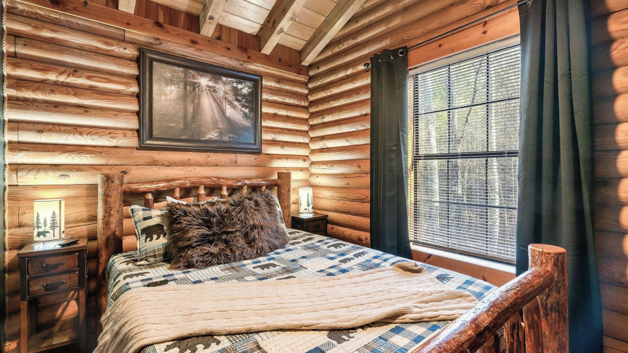 Room 4, Happy Trails by Avantstay Wraparound Deck + Hot Tub Near Dollywood + Pigeon Forge, Sevier