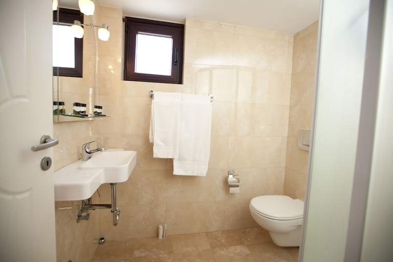 Bathroom 3, Berdoussis Hotel, Peloponnese