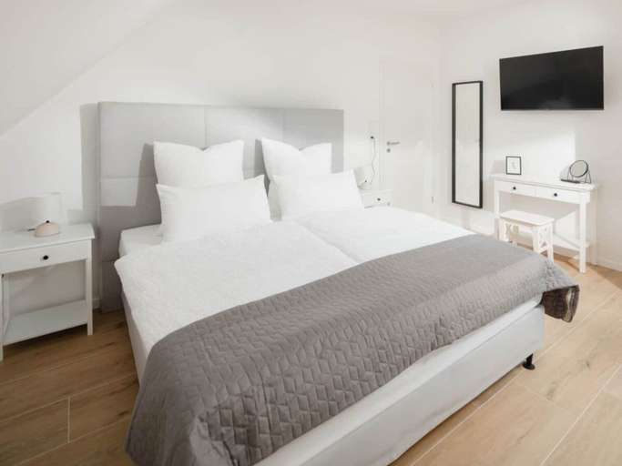 Room 2, Coastal Suite East Directly on the Waterfront, Aurich