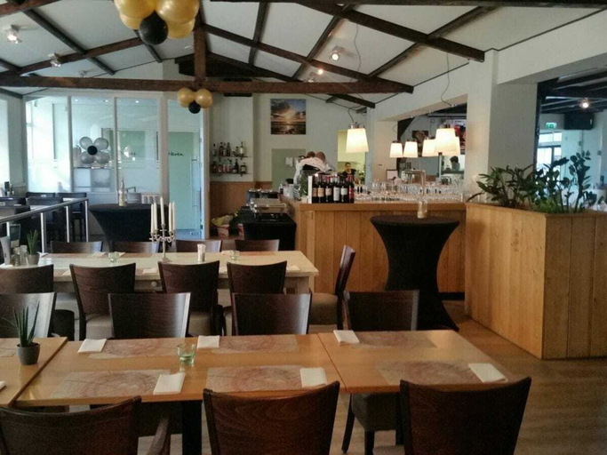 Dining 2, Cottage in Serooskerke With Swimming Pool, Veere