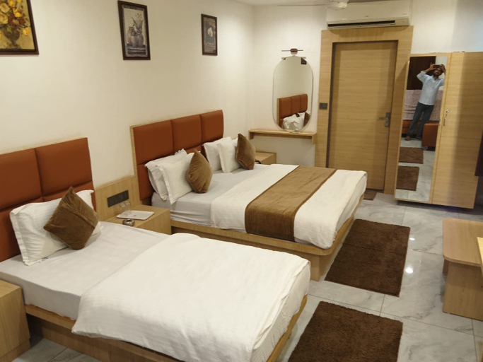 Room 4, Hotel Grand Nilgiri AC Rooms, Anand