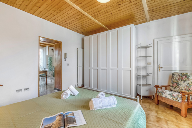 Room 2, Butterfly Apartment: Lake Maggiore Luino Apartment With Balcony, Varese