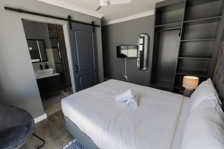 Room 3, Wave Inn Guesthouse, City of Cape Town