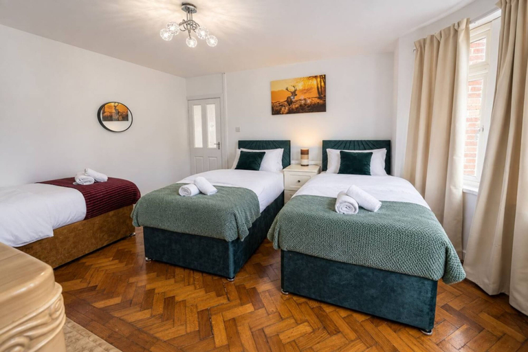 Room 5, Spacious 4BR Sleeps 10 Free Parking, Cardiff