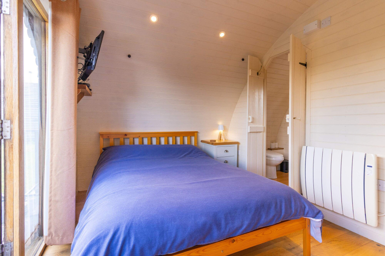Room 5, Cosy Glamping Pod Near Garth With River Views, Powys