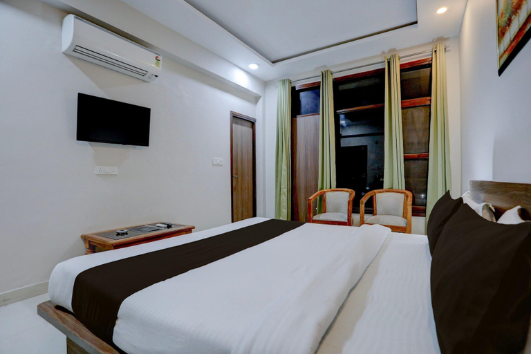 Room 4, Townhouse Gomti Nagar Sector 1, Lucknow