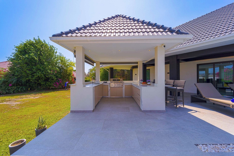 Outdoor dining 2, Luxury 5BR Villa-14mPool,Daily Maid(ZV5), Cha-Am