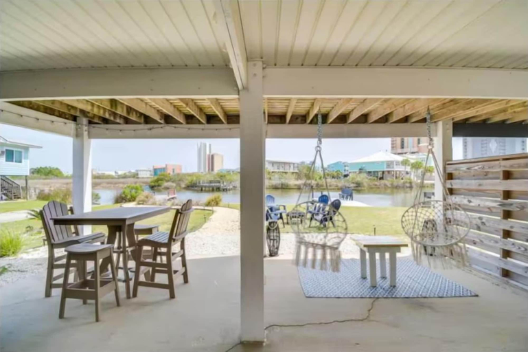 Outdoor dining 3, The Jungle House in Gulf Shores, Baldwin