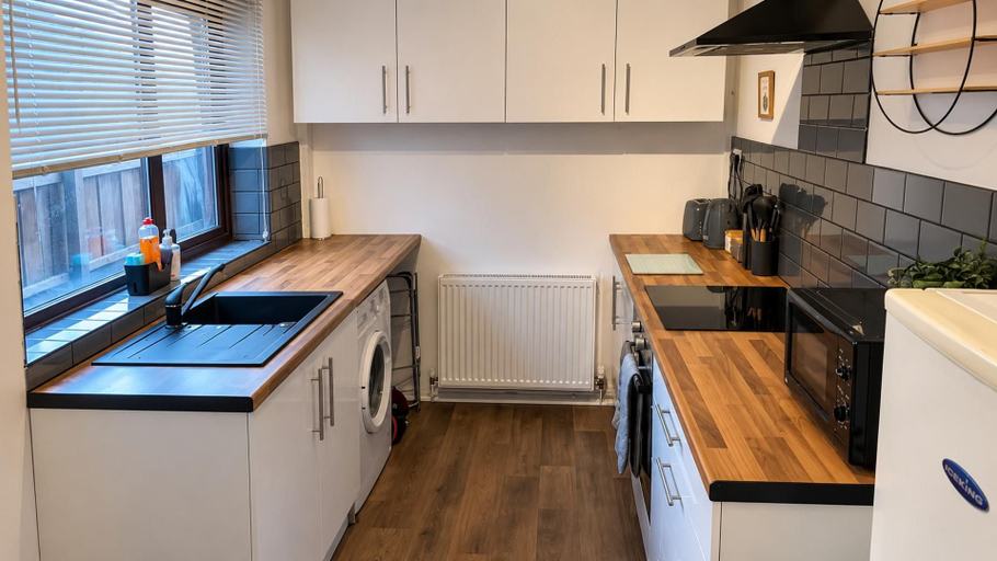 Private kitchen 3, Creswell 2-bed House, Sleeps 7 With Street Parking, Derbyshire