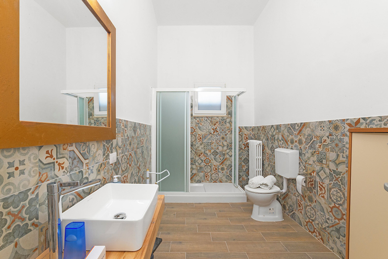 Bathroom 4, Casa Miggiano 6 BR Apartment in Town, Lecce