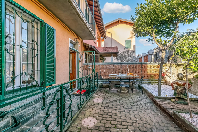 Outdoor dining, Butterfly Apartment: Lake Maggiore Luino Apartment With Balcony, Varese