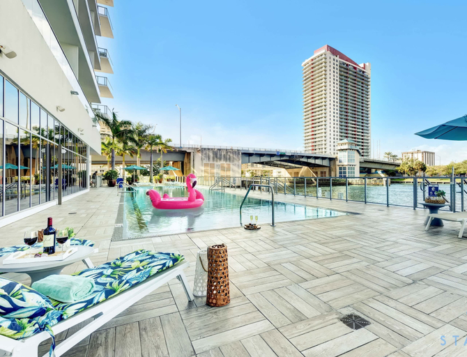 Room 4, Bayview Luxury Pools Chic 2BD Retreat, Broward