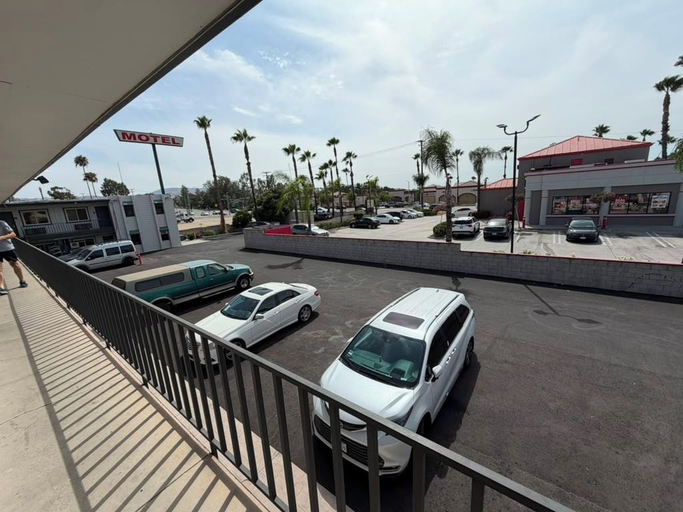 Property grounds 3, La Palma Motel - Redlands, San Bernardino