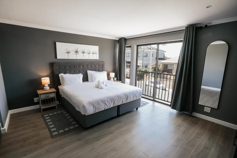Room 2, Wave Inn Guesthouse, City of Cape Town