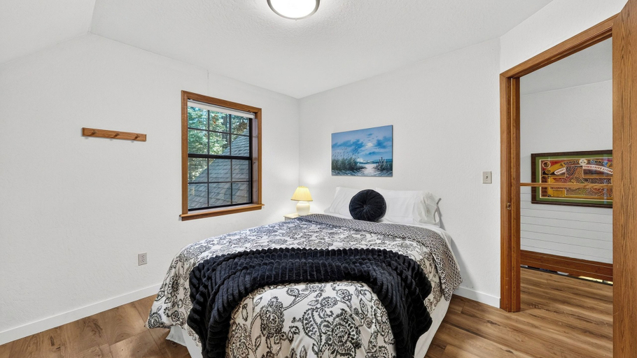 Room 2, Pines & Peace by Avantstay Log Cabin + Wraparound Deck + Grill Mins to Ski & Lake, Nevada