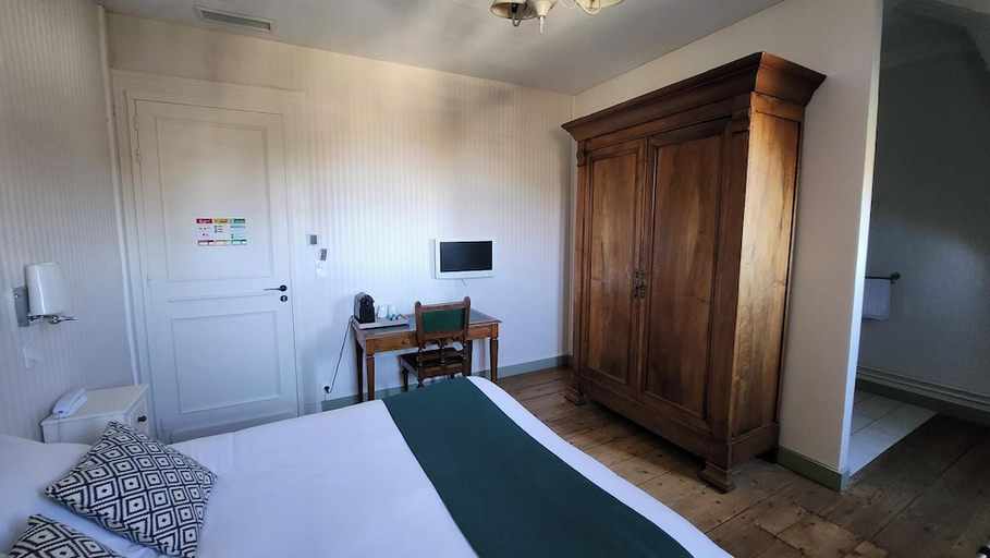 Bedroom 4, Hôtel la Tour Perrier, Gironde