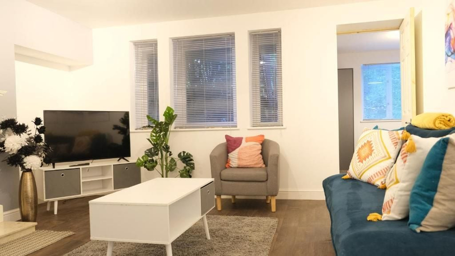 Living area 3, Modern 2-Bed Flat, Bedford, Bedfordshire