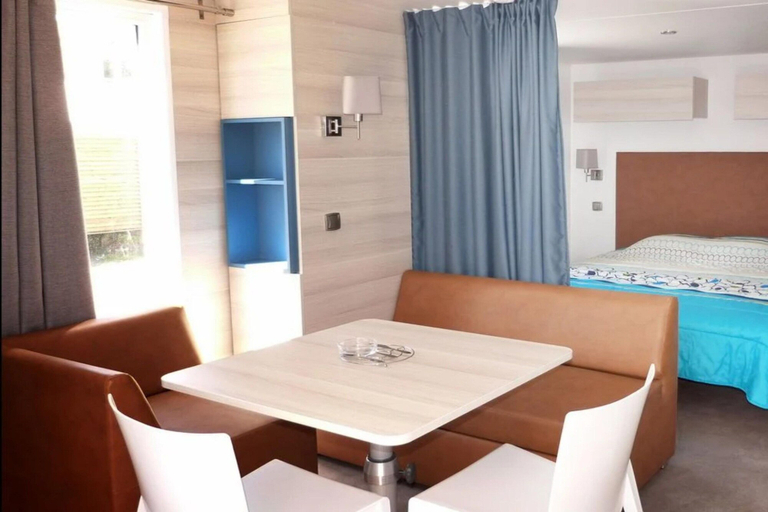 Dining 2, Hyeres Stay Near the Beach, Var