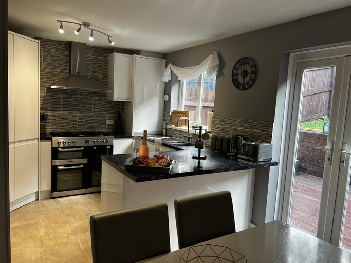Private kitchen 5, Spacious 4 Bedroom House Parking Wifi, Bridgend