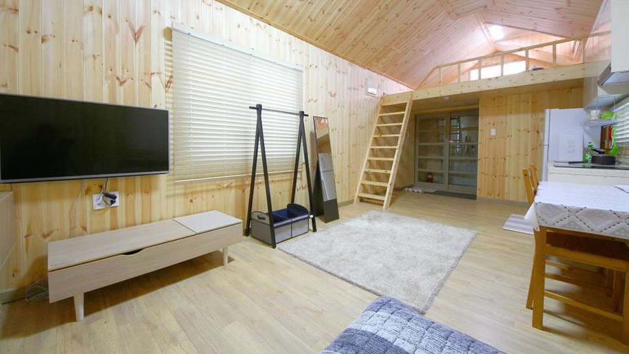 Bedroom 2, Jeju Woljeong Cello House Pension, Jeju