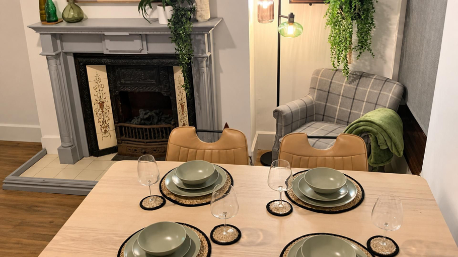 Dining, Creswell 2-bed House, Sleeps 7 With Street Parking, Derbyshire