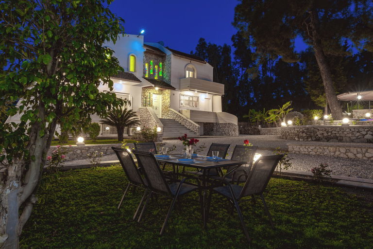 Outdoor dining, Villa Terra Ventura, South Aegean