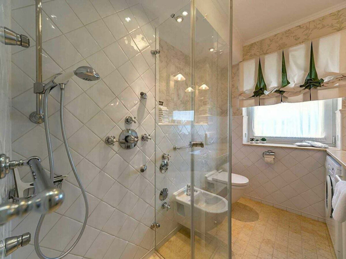 Bathroom 3, Holiday Apartment 2 \"dorchlauchting\", Rostock