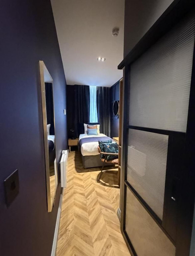 Room 4, Hütel, Sefton