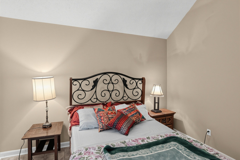Room 2, Chef's Kitchen, Vine Grove, Family Gathering 3 Bedroom Home, Hardin