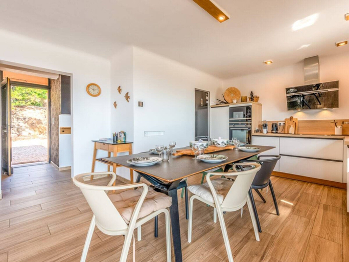 Dining 3, Villa in Les Issambres With Swimming Pool, Var