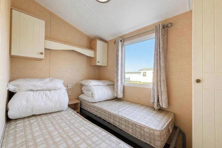 Room 4, Cabin Sleeps 8 With Pool and Parking, Kent