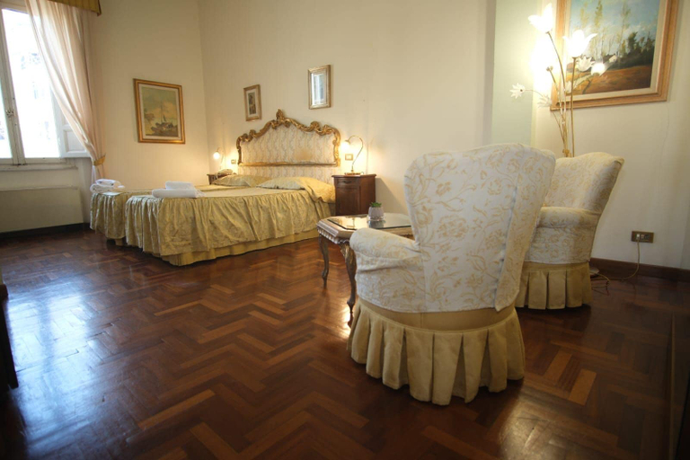 Bedroom 5, Hotel Grande Bretagne, Pistoia