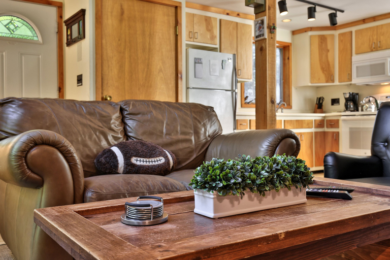 Living area 5, Bob's Sled Lodge 2 Bedroom Home, Rutland