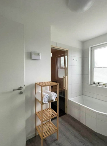 Bathroom 4, No. 17, Dike Warden, Friesland