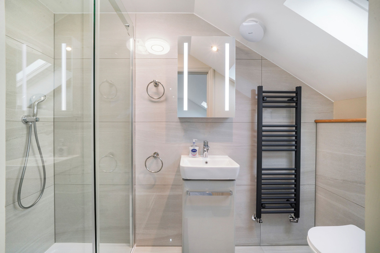 Bathroom 2, Willesden Luxe House with Garden, London