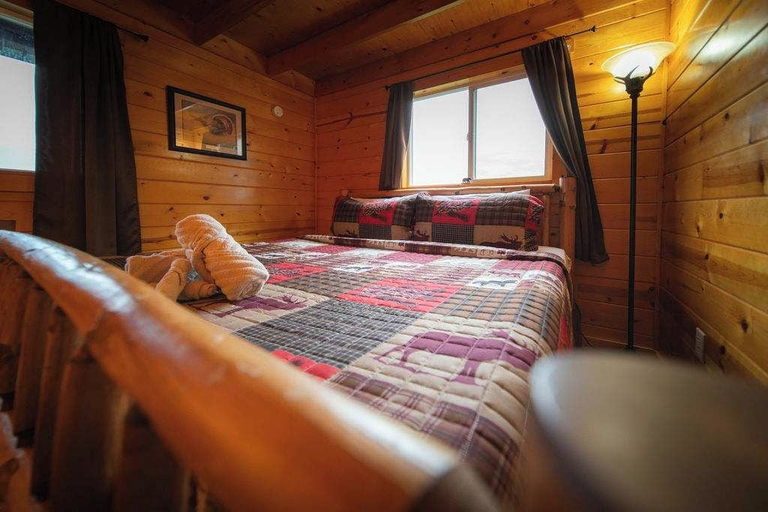 Room 4, Secluded Cabin Villa With Hot Tub, Pond & Hiking, Hocking