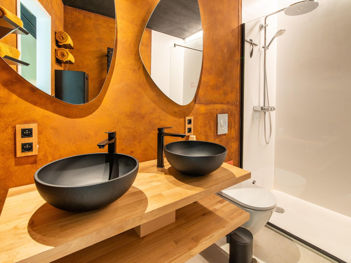 Bathroom 3, Under the Canopy: Wood Ragwort Hut, Luxembourg