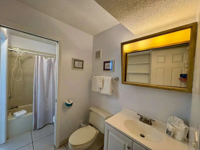 Bathroom 3, The Summit 325, Bay