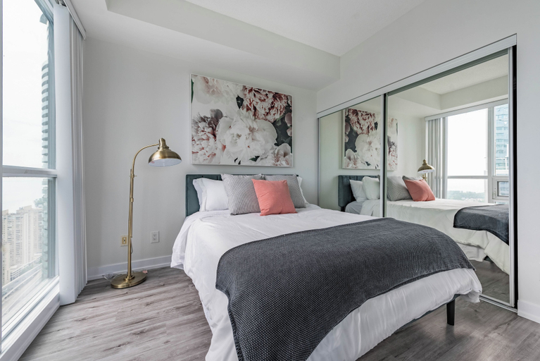 Room 5, Haven Suites l 2 and 3 Bedroom Suites, Toronto