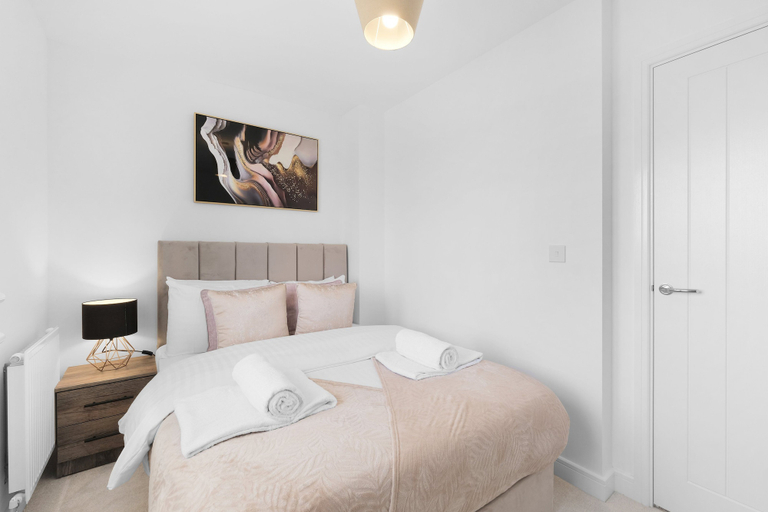 Room 1, Grand 6 Bed Group House in Garden, Central Bedfordshire