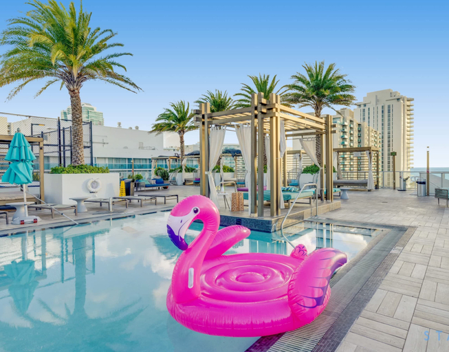 Room 5, Bayview Luxury Pools Chic 2BD Retreat, Broward